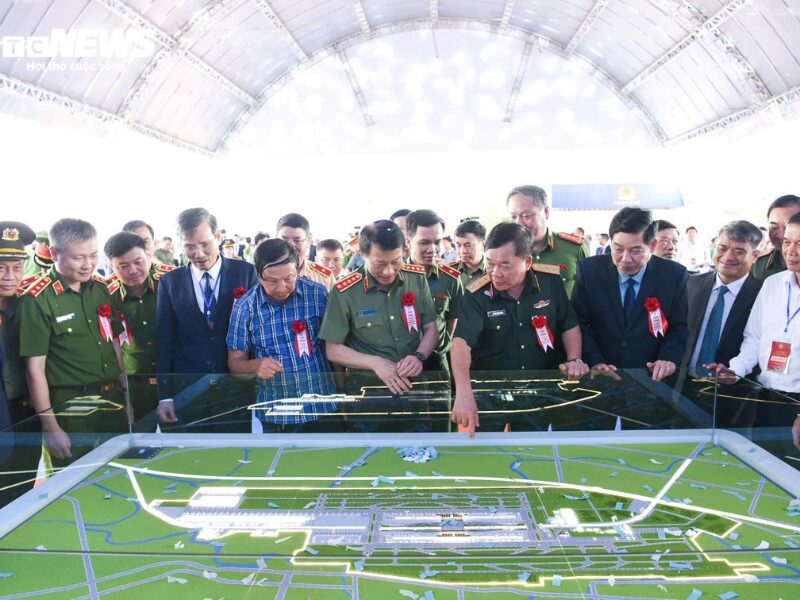 Gia Binh International Airport groundbreaking ceremony with Vietnamese officials examining a scale model in Bac Ninh province.