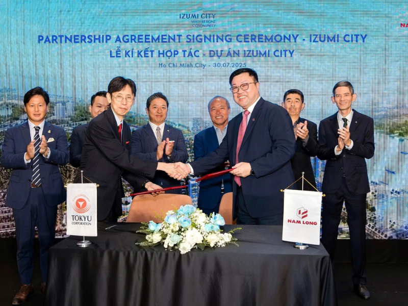 Partnership signing ceremony between Tokyu Corporation and Nam Long Group for Izumi City project.