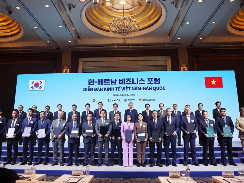 Leaders signing Vietnam-South Korea business agreements at Seoul economic forum in August 2025