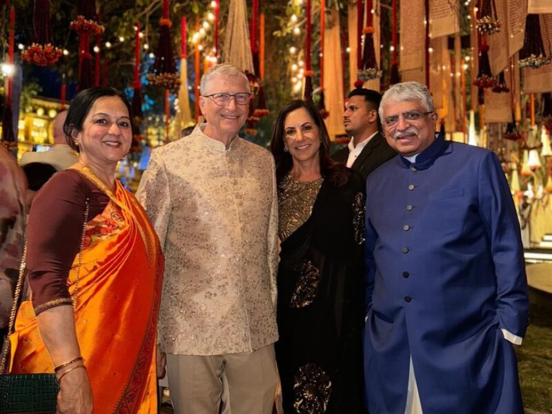 Bill Gates and super rich elites at luxury celebration, inspiring Vietnam luxury tourism trends