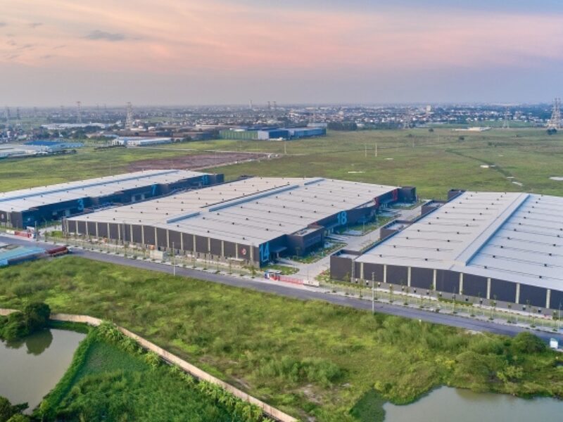 Aerial view of modern Vietnam industrial real estate facilities amid green landscapes, showcasing surging FDI opportunities.