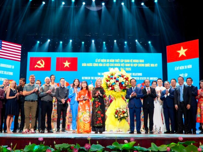 Vietnam US trade leaders celebrate 30th diplomatic anniversary on stage with flags and flowers